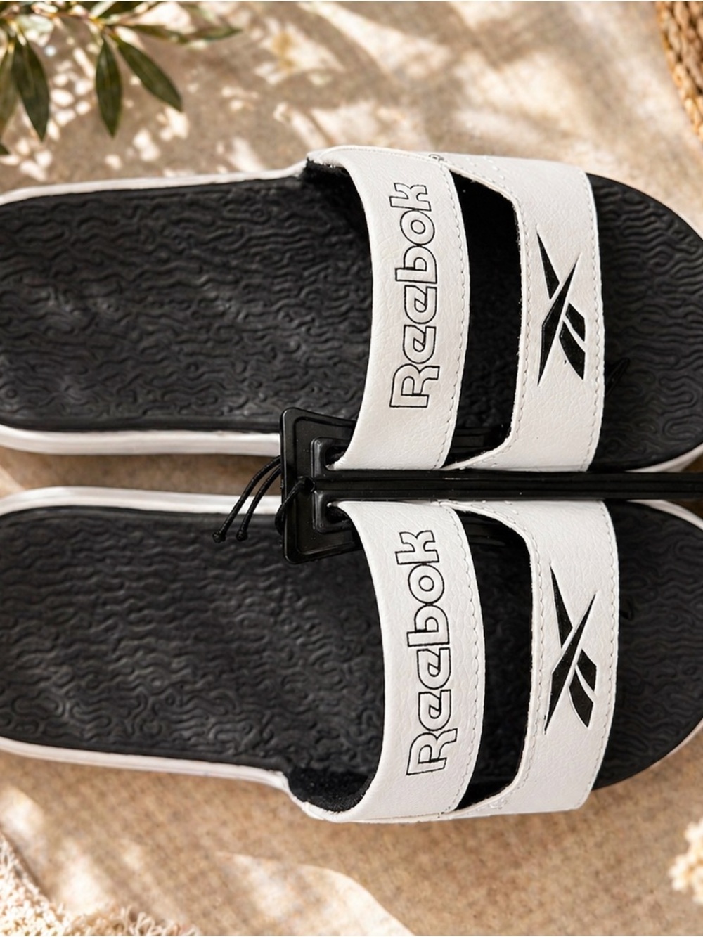 Reebok Slides White Black Sandals Men’s 5 Women’s 6.5 Brand New